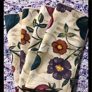 New! Set of 4 Dinner Napkins and Ring Holders